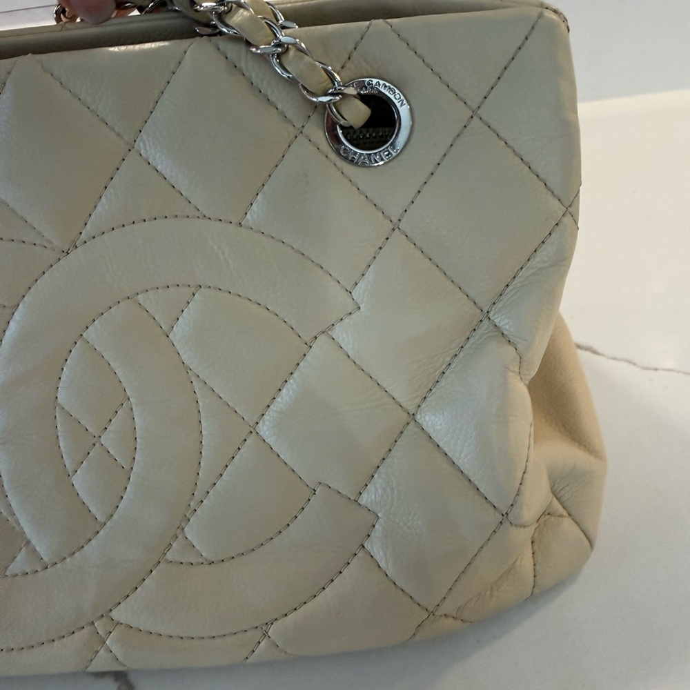 CHANEL Light Beige Quilted Shoulder Bag - Picture 5 of 17